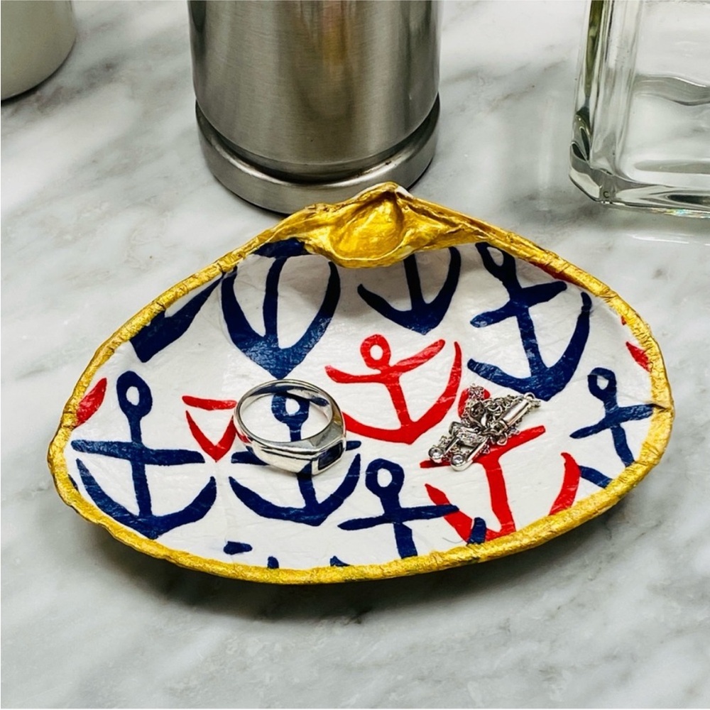 Découpage Anchor Clam Shell